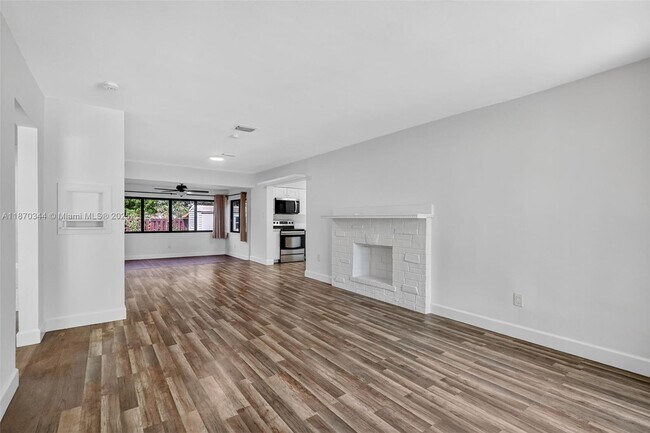 Building Photo - 606 N 28th Ave