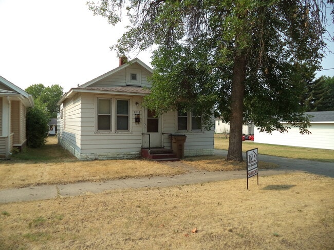 Building Photo - 1216 House in Northeast Minot! Pet Friendly!