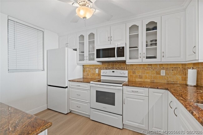 Building Photo - 9940 S Ocean Dr
