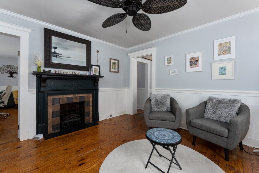 Living room - 309 Queen St