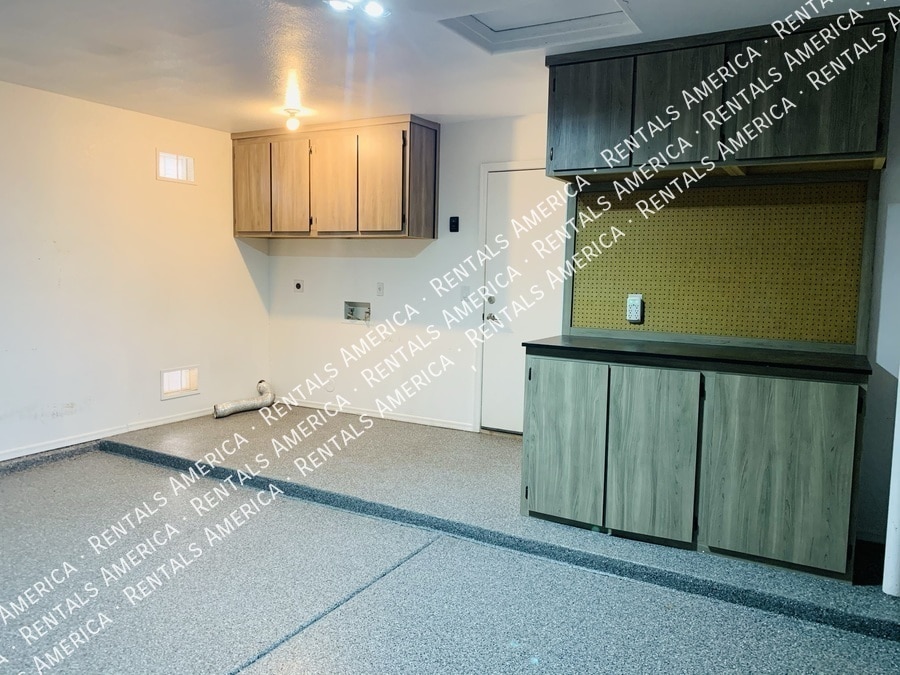 Building Photo - 568 E Sherri Dr