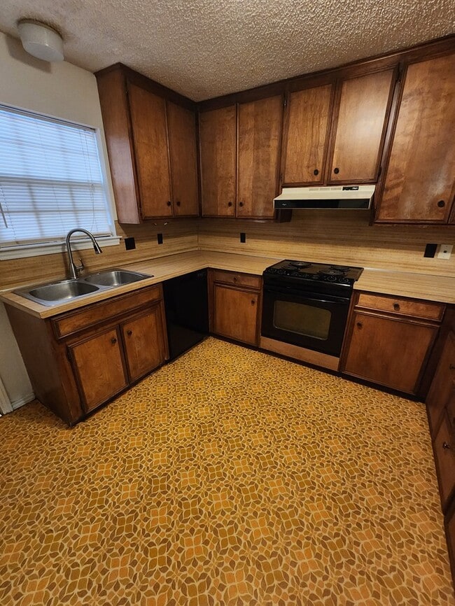 Building Photo - 3 bed 2 bath duplex