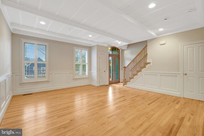 Building Photo - 229 Locust St SE