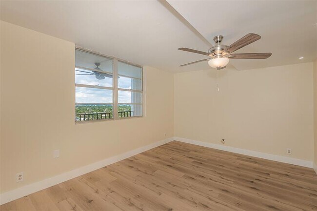 Building Photo - 1400 S Ocean Dr