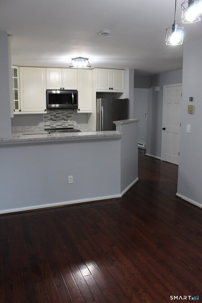 Building Photo - 8 Rose Ln