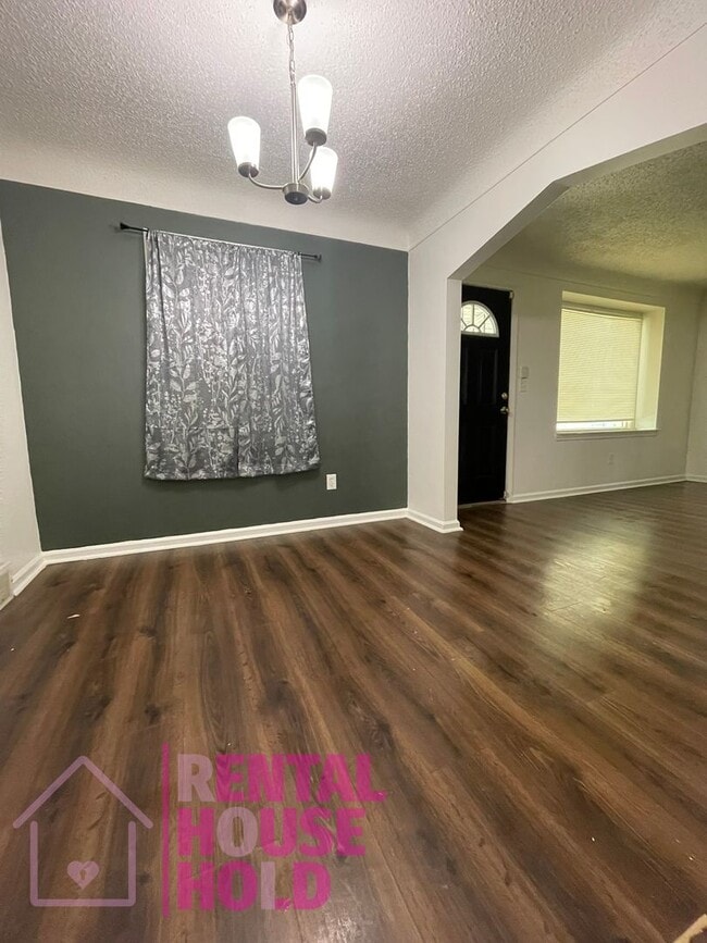 Building Photo - ~ 3 BEDROOM 1.5 BATH~ FREE PRE-SCREEN