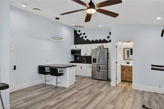 Building Photo - 363 E Robindale Rd