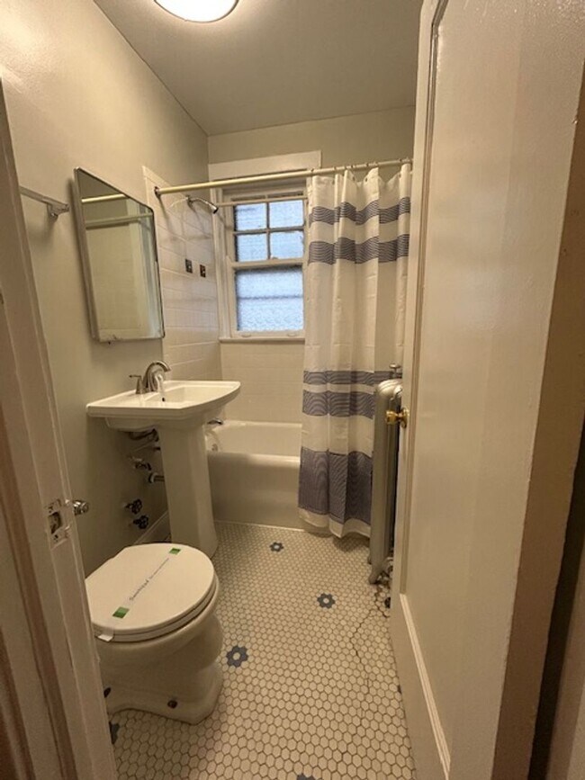 Building Photo - Edgewater Studio with Heat and Cooking Gas Included ~ No Security Deposit ~ Cat Friendly