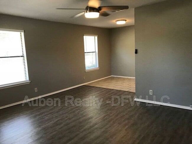 Building Photo - 118 Maple St