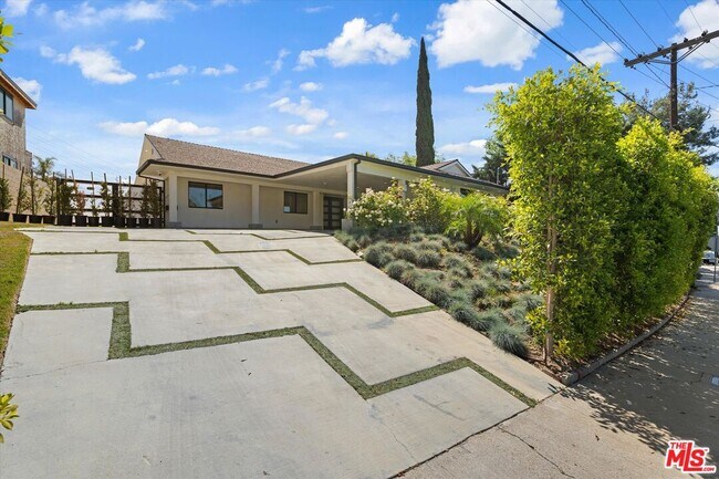 Building Photo - 11700 Woodley Ave