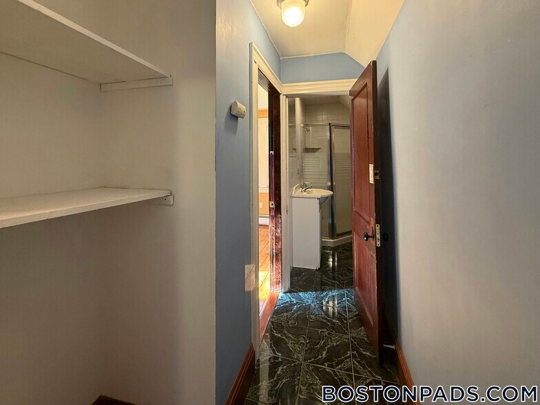 Building Photo - 547 Talbot Ave