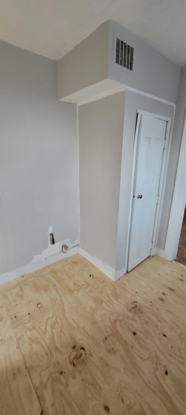 Building Photo - 966 E Fortification St