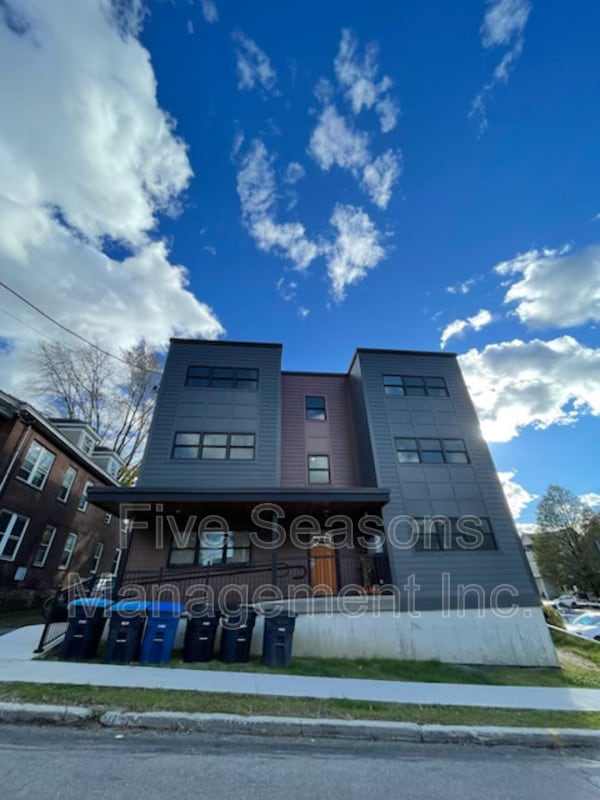 Building Photo - 199 King St