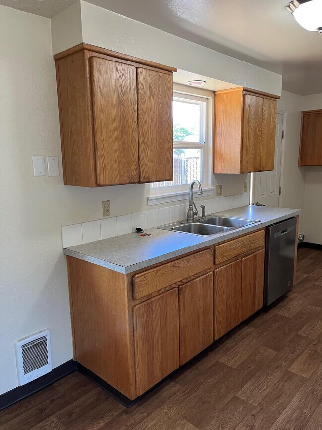 Building Photo - 2 Bedroom Duplex