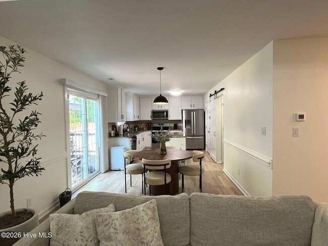 Building Photo - 561 Thorncliff Dr