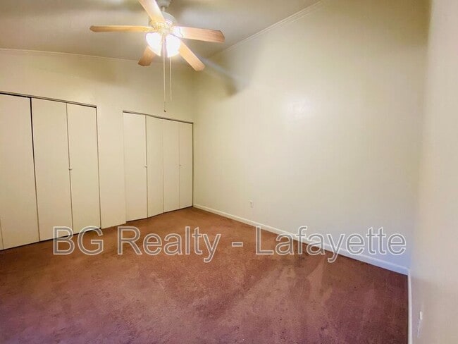 Building Photo - 302 Pillette Rd