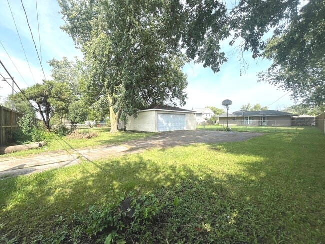 Building Photo - 703 Wicker Ave
