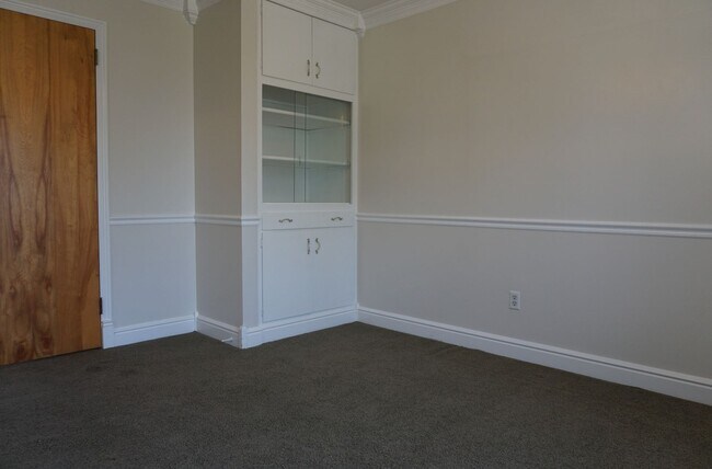 Building Photo - Murray 5 Bedroom Rambler Home