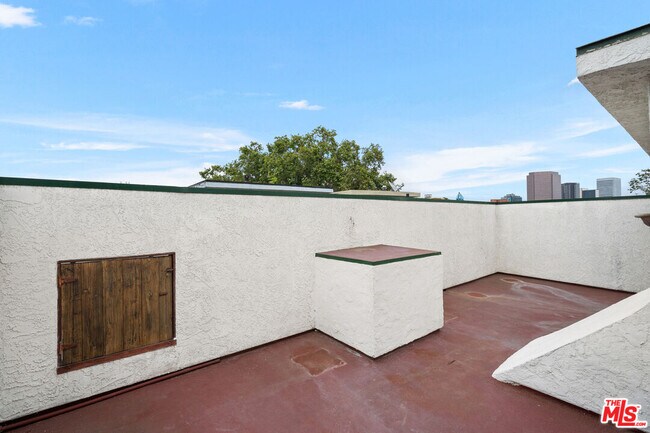 Building Photo - 839 S Holt Ave