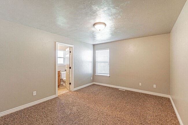 Building Photo - Charming 3-Bedroom Home with Garage on a S...