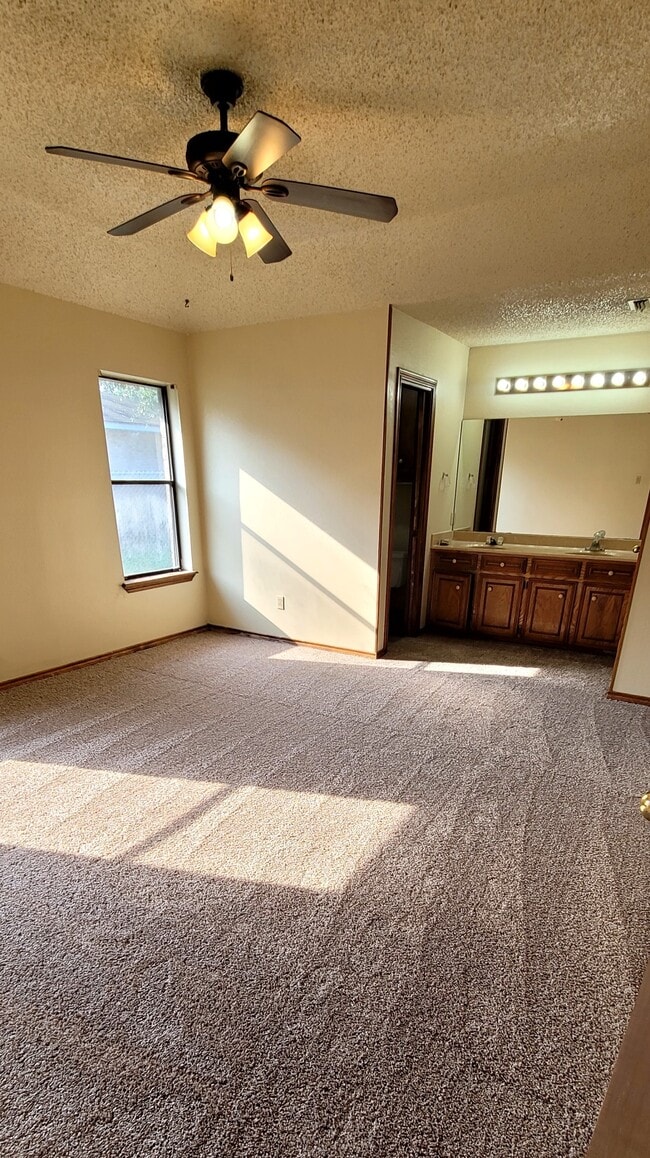 Building Photo - 3006 Hilldale Dr