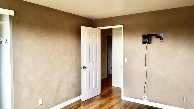 Building Photo - 13806 NE Fremont Ct