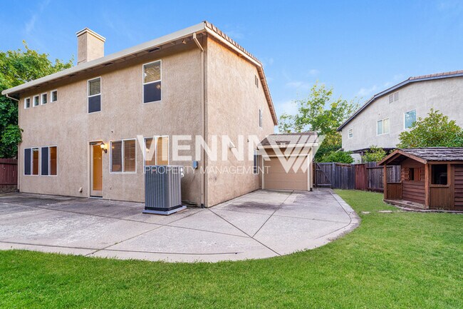 Building Photo - Spacious 4 Bedroom Home in Desirable Neighborhood