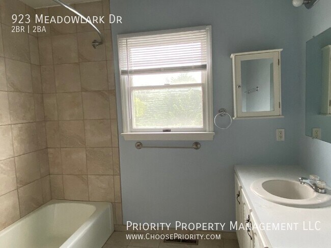 Building Photo - 923 Meadowlark Dr