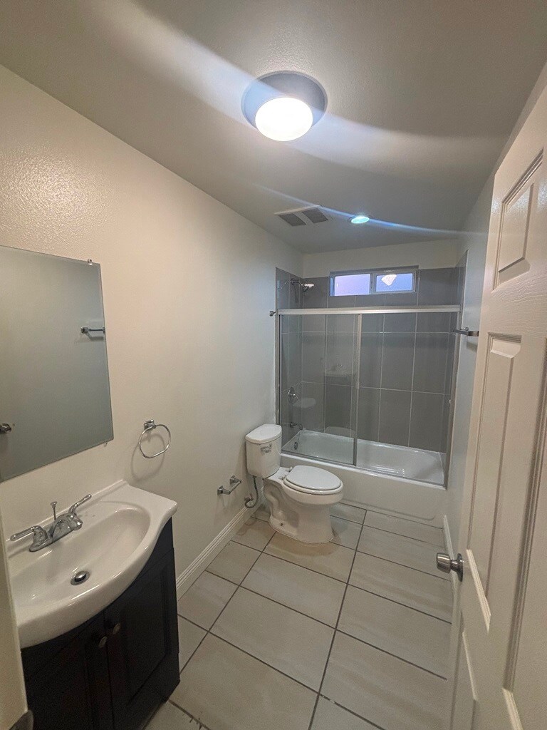 Building Photo - 424 E 101st St