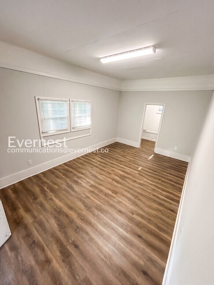 Building Photo - 203 Pinetree Dr