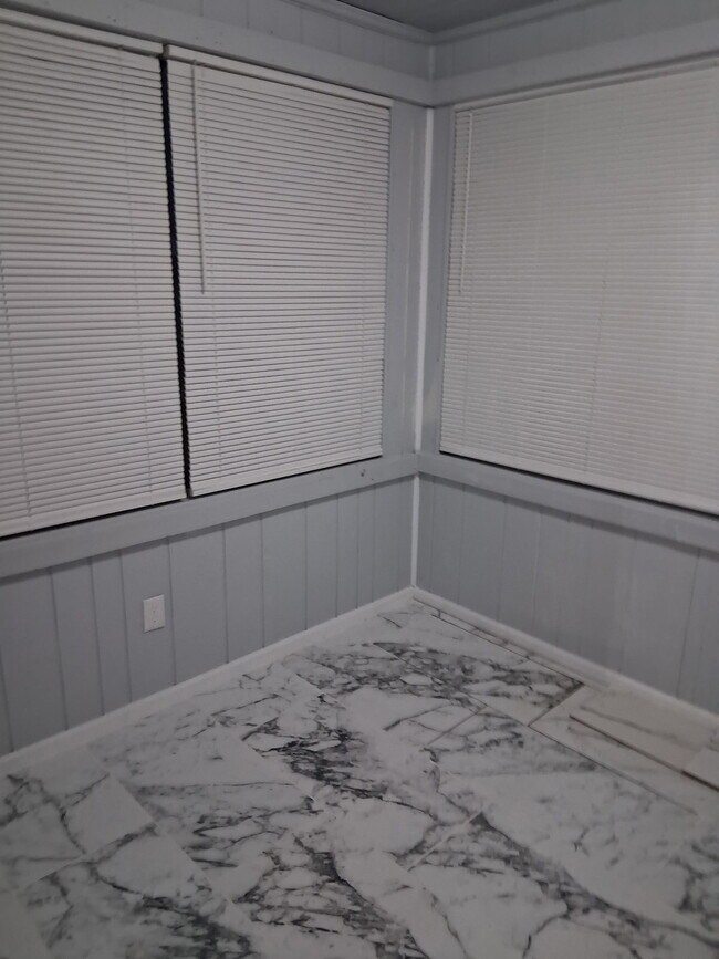 Building Photo - 15800 Vaughan St