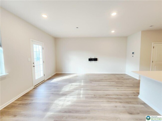 Building Photo - 1182 Susan Cir