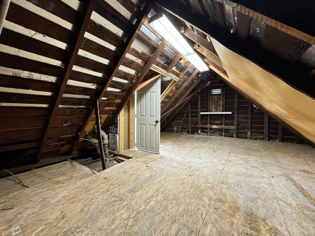 Building Photo - Two Bedroom Front House near Westside Village