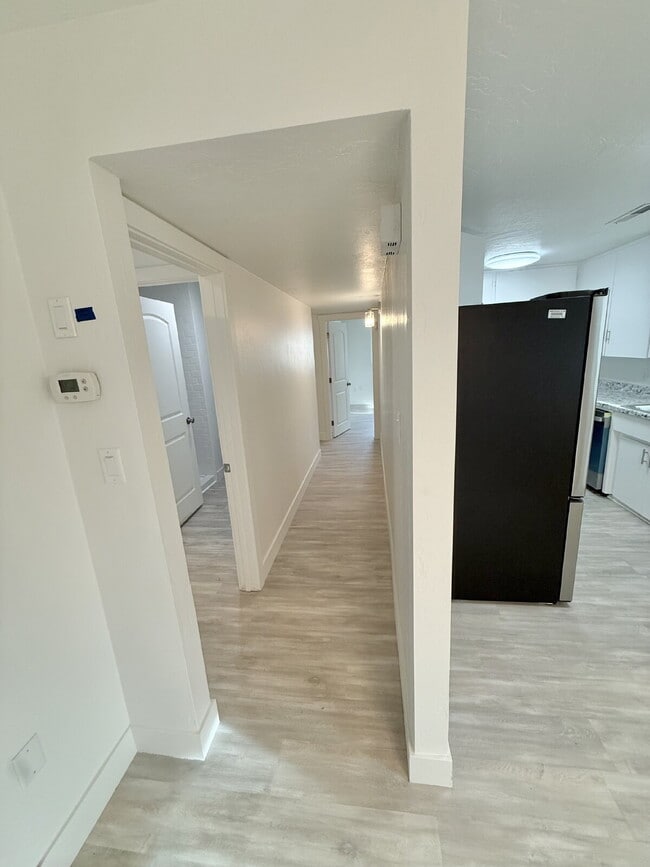 Building Photo - 288 W Diagonal #A 3 Bed/2 Bath