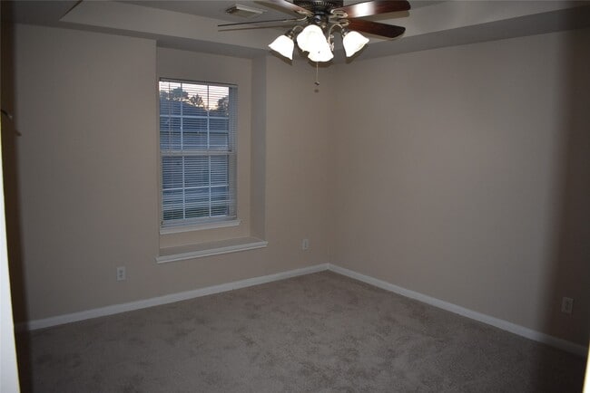 Building Photo - 16048 Limestone Lake Dr