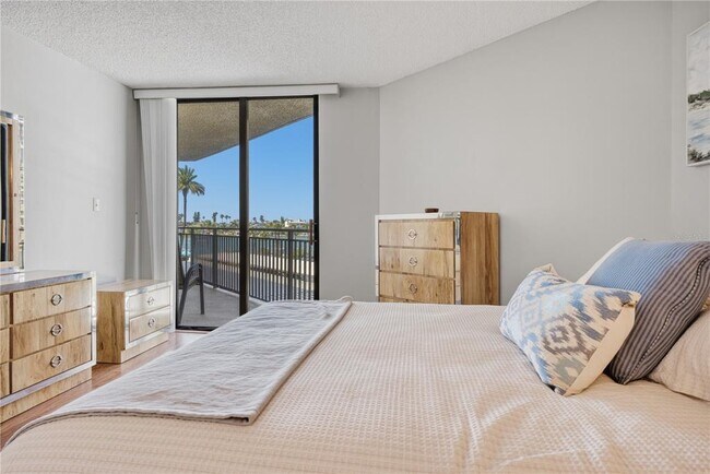 Building Photo - 690 Island Way