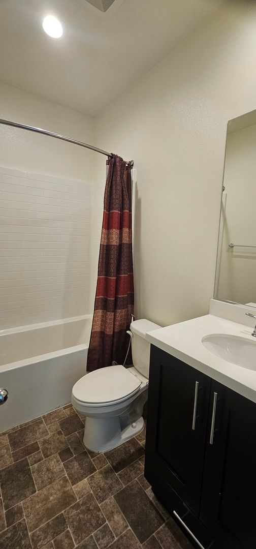 Building Photo - Gorgeous 4 Bedroom 4Bath Home With Solar a...