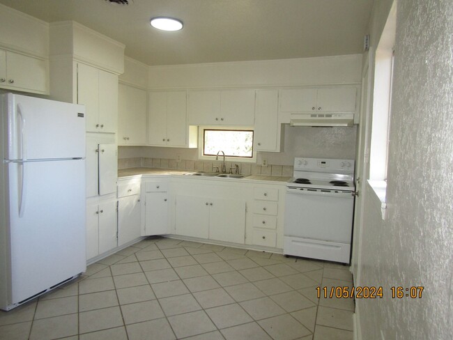 Building Photo - Newly renovated! $200 off First Full month...