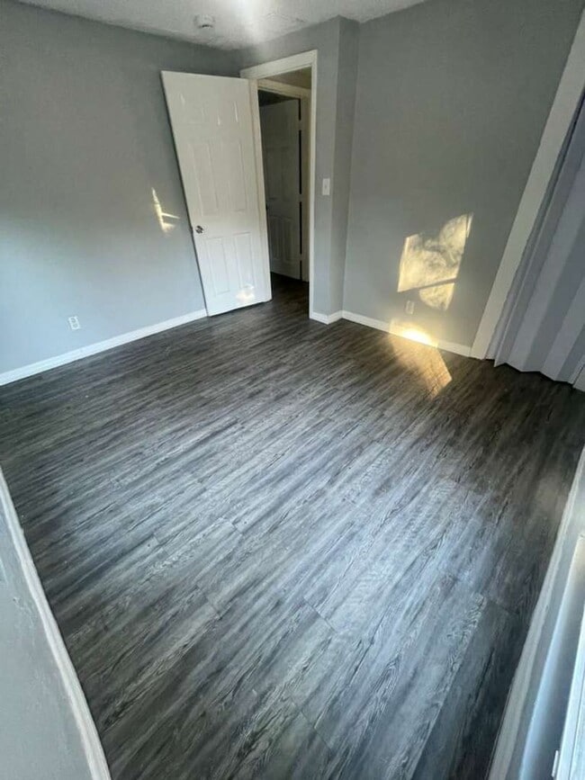 Building Photo - 2/1 St Pete Move In Ready