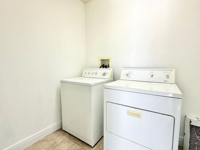 Building Photo - Perfect balance of space, style & easy living - 2Bedrooms 2.5Bath in Clearwater!