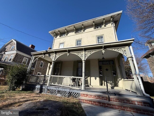 Building Photo - 171 E Walnut Ln