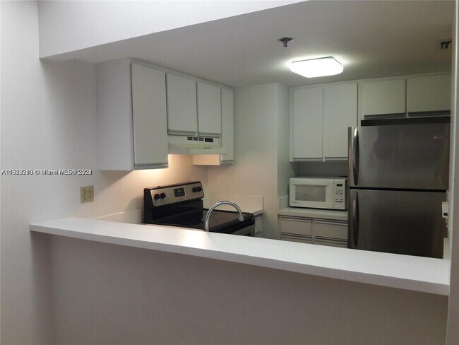 Building Photo - 540 Brickell Key Dr