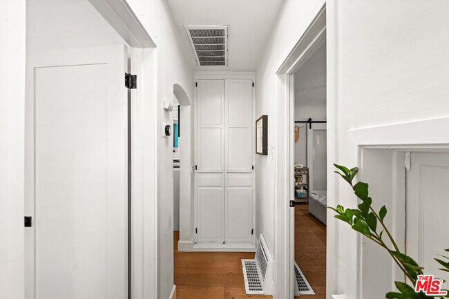 Building Photo - 3871 Roxton Ave