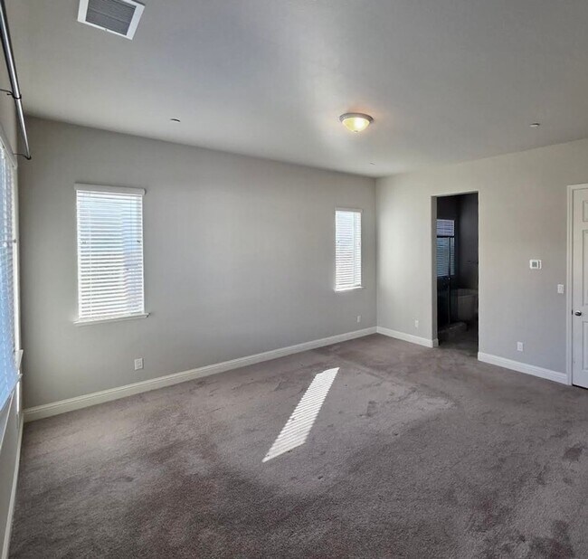 Building Photo - $2,750 Shaw & Locan, 4 Bedroom House - Twa...