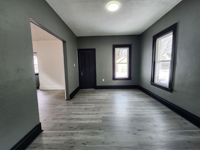 Building Photo - 3 Bedroom/ 1 Bathroom Single Family Home!