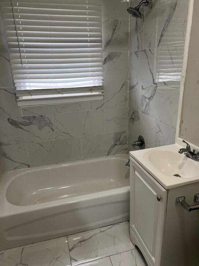 Building Photo - Brick Home 3 bed 2 bath
