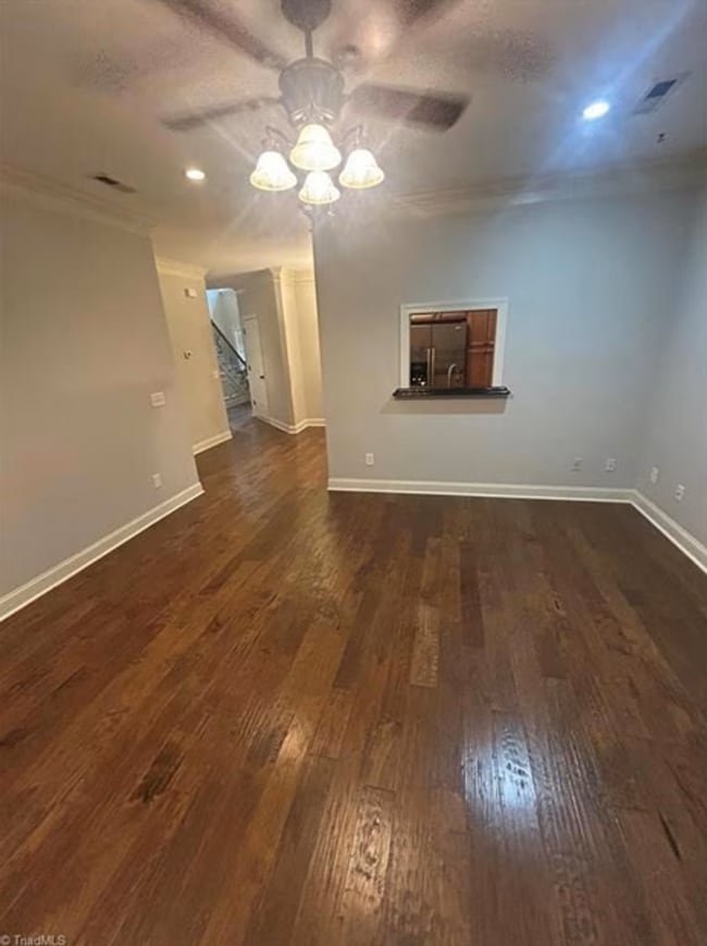 Building Photo - Spacious & Stylish 3 Bedroom, 2 1/2 Bathro...