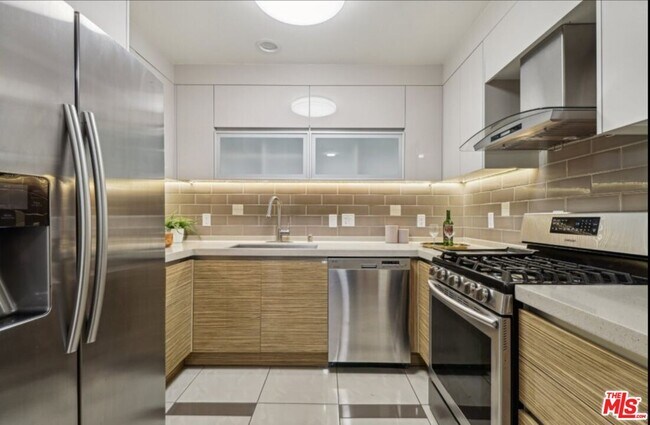 Building Photo - 903 S New Hampshire Ave