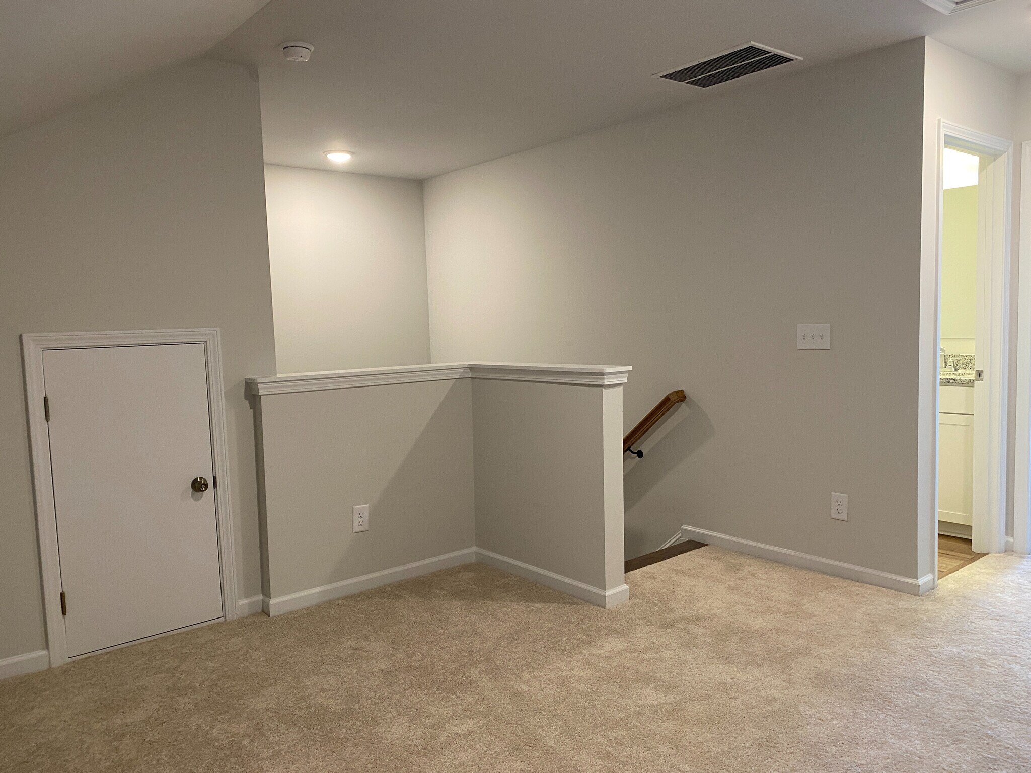 Building Photo - Room in Townhome on Statesville Ave