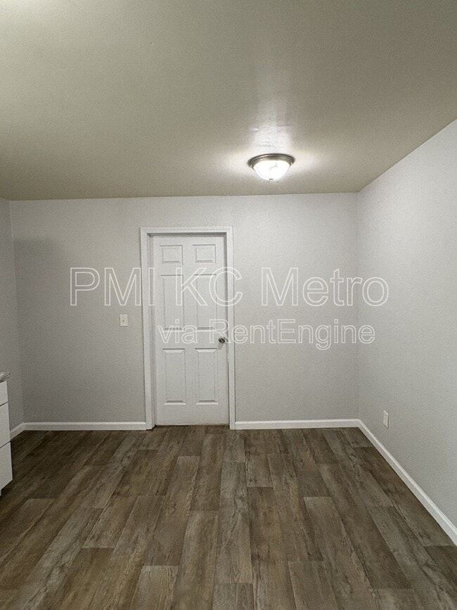 Building Photo - 1342 E 84th Terrace